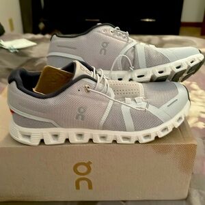 ON running cloud 5. Never worn. New with box size 8. Gray